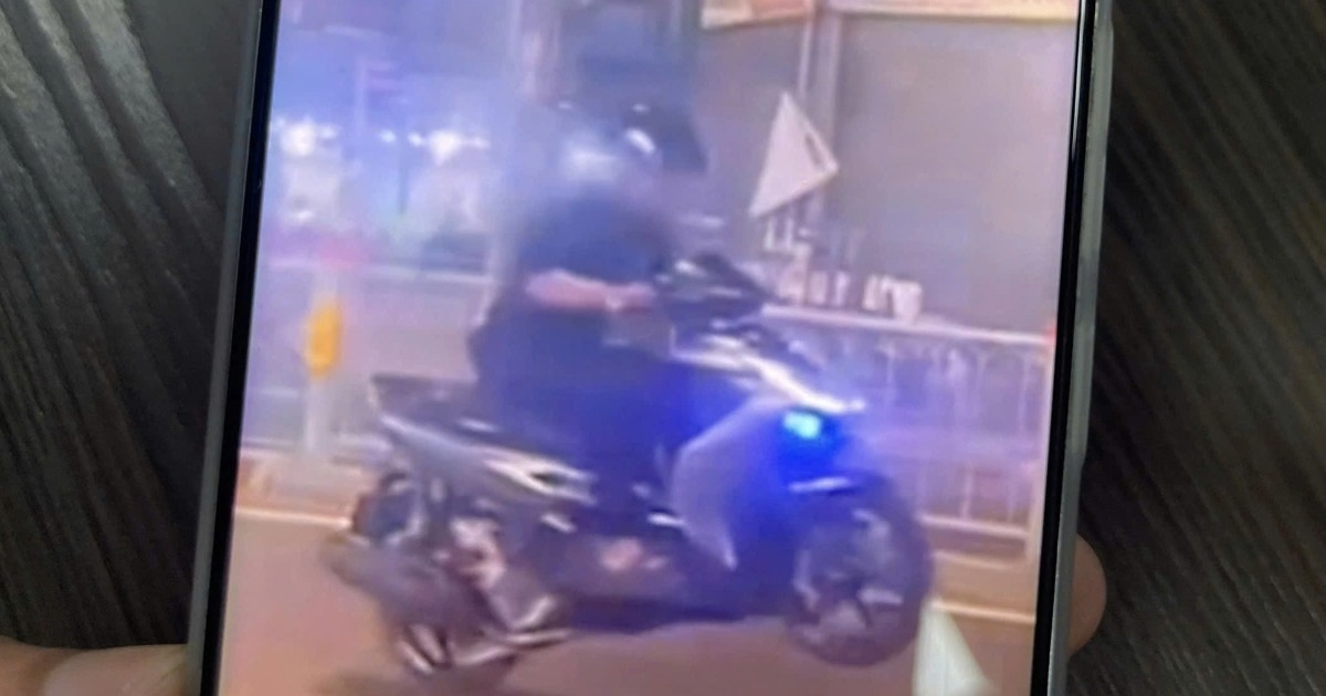 Nam thanh niên bốc đầu xe máy khi chạy trên đường ở TPHCM