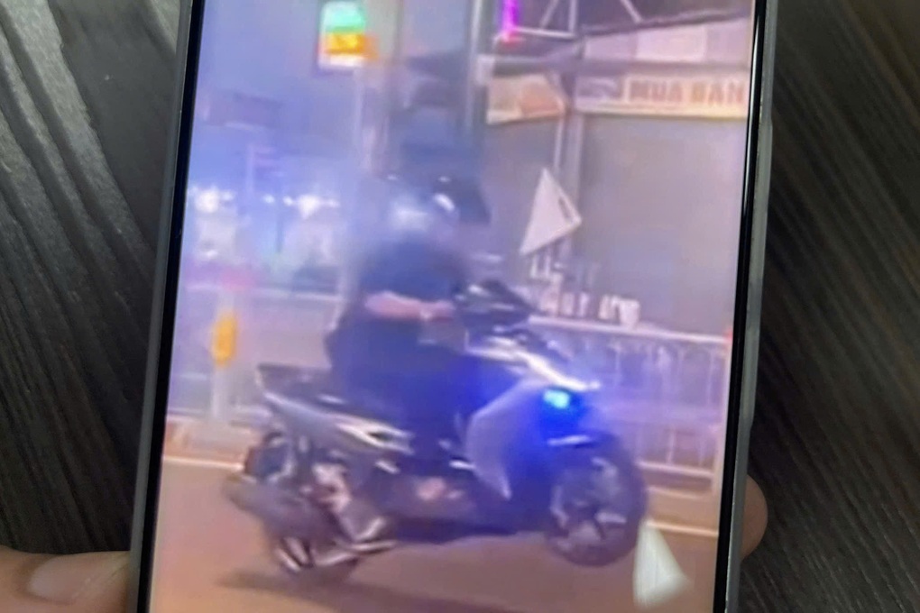 Nam thanh niên bốc đầu xe máy khi chạy trên đường ở TPHCM - 1