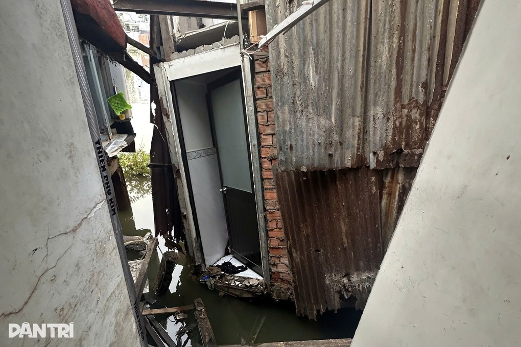 Nhà dân ven kênh Đôi ở TPHCM bị sạt lở, chính quyền khẩn trương khắc phục - 2 Nhà dân ven kênh Đôi ở TPHCM bị sạt lở, chính quyền khẩn trương khắc phục - 2