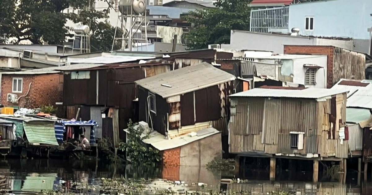 Nhà dân ven kênh Đôi ở TPHCM bị sạt lở, chính quyền khẩn trương khắc phục