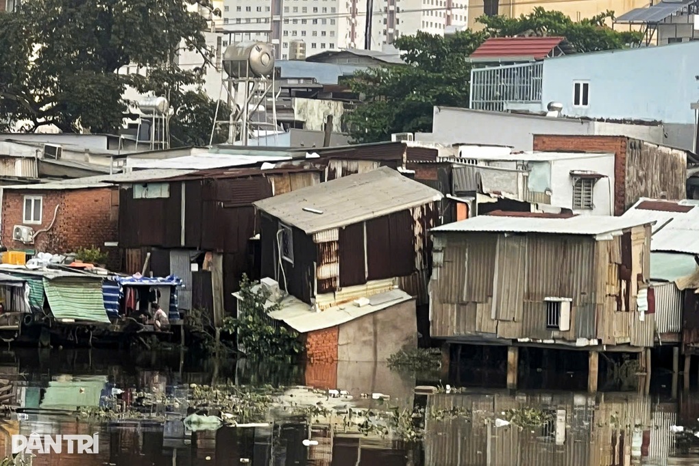 Nhà dân ven kênh Đôi ở TPHCM bị sạt lở, chính quyền khẩn trương khắc phục - 1 Nhà dân ven kênh Đôi ở TPHCM bị sạt lở, chính quyền khẩn trương khắc phục - 1