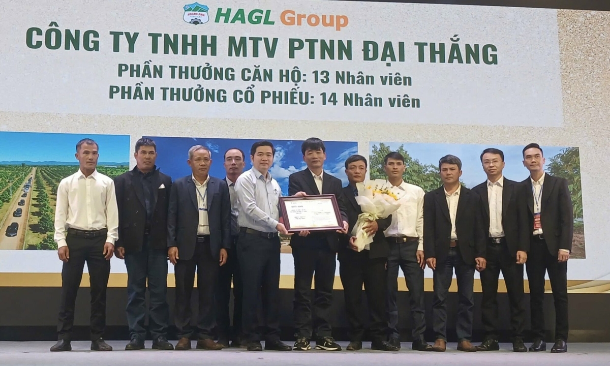 Bầu Đức thưởng cổ phiếu, tặng căn hộ cho lao động lâu năm