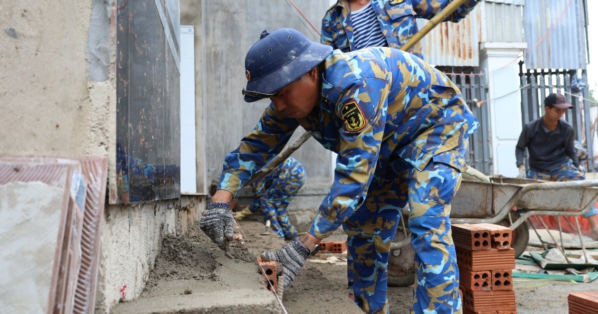 Khi người lính giữ biển “hóa thân” thành thợ xây