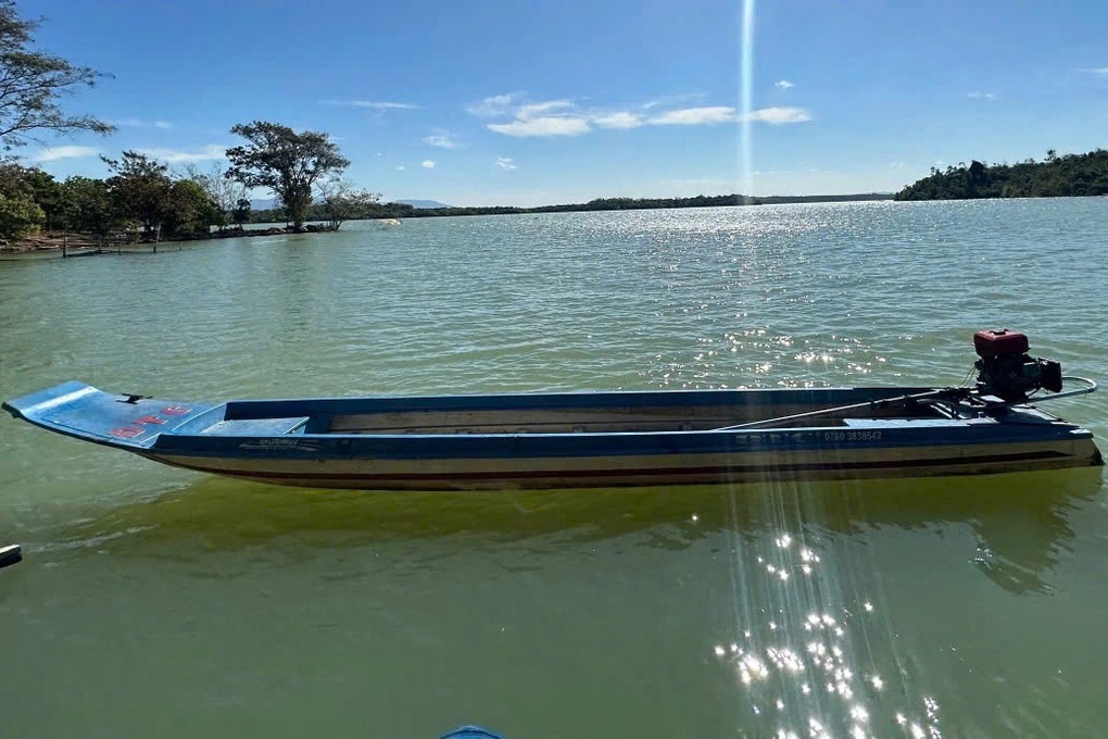 Hai thiếu niên trôi dạt hơn 40km giữa lòng hồ thủy điện - 2