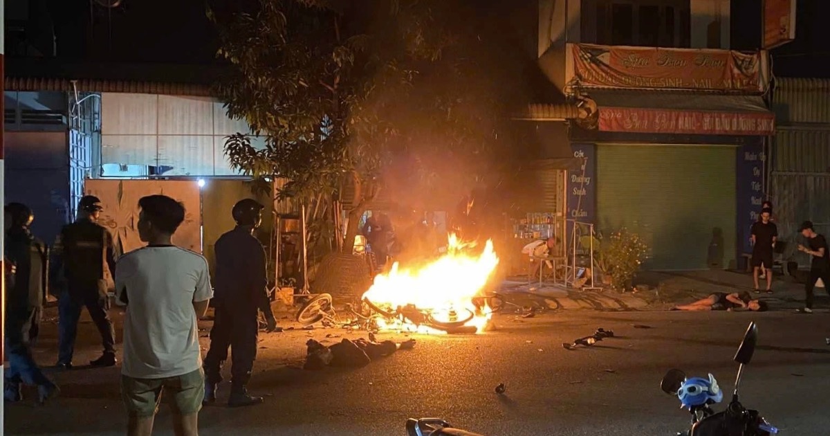 Hai xe máy tông trực diện rồi bốc cháy, 2 người thương vong ở TPHCM