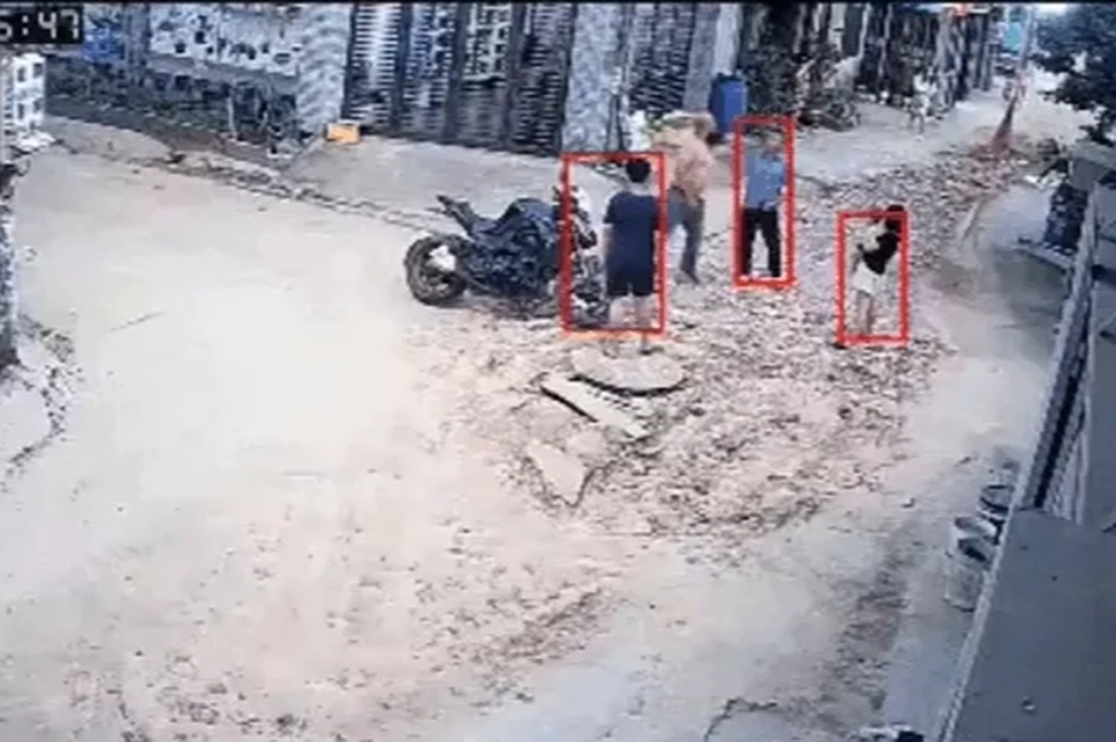 Người đàn ông bị đánh khi tranh cãi việc đổ xà bần trong hẻm ở TPHCM - 1