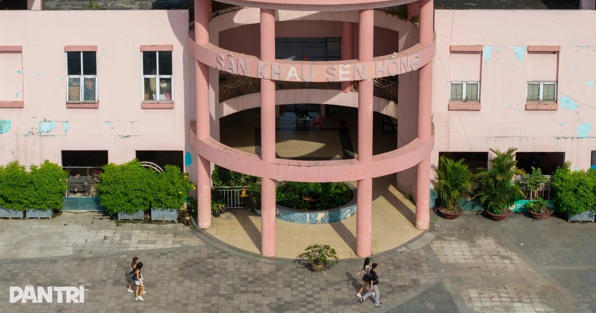 Hiện trạng sân khấu bỏ hoang giữa trung tâm TPHCM sắp thành bãi xe metro