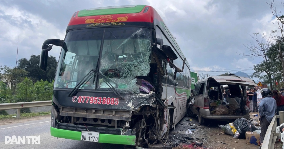 Hai ô tô đối đầu trên quốc lộ, 5 người thương vong