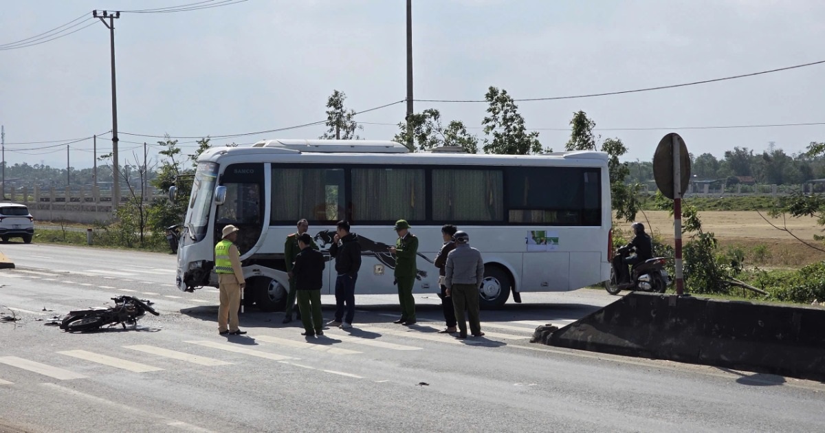 Xe máy “kẹp 3” lao vào ô tô, nhóm thanh niên bị thương nặng