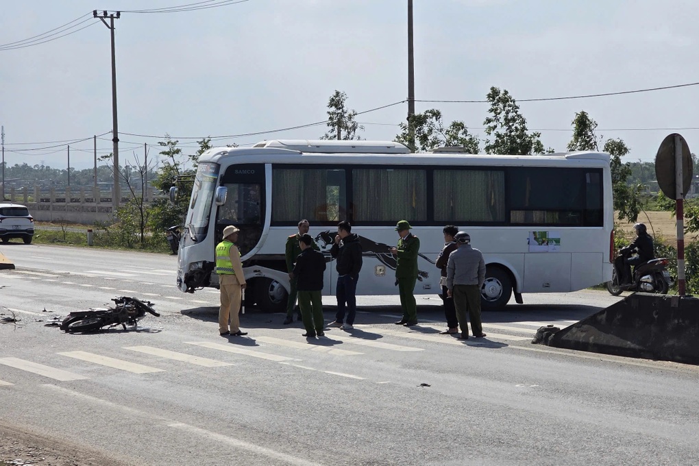 Xe máy kẹp 3 lao vào ô tô, nhóm thanh niên bị thương nặng - 1 Xe máy kẹp 3 lao vào ô tô, nhóm thanh niên bị thương nặng - 1
