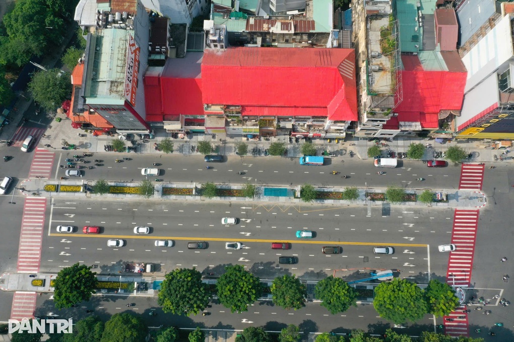 TPHCM cấm ô tô đường Lê Lợi trong một tuần - 1