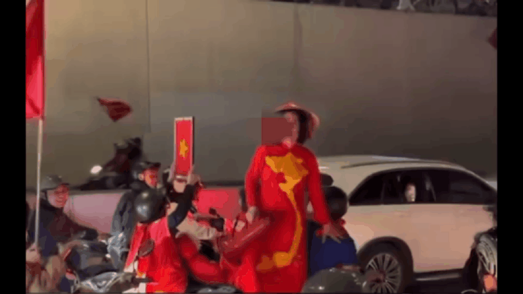 Công an vào cuộc vụ người phụ nữ hô hào đám đông đua xe ở Hà Nội - 2 Công an vào cuộc vụ người phụ nữ hô hào đám đông đua xe ở Hà Nội - 2