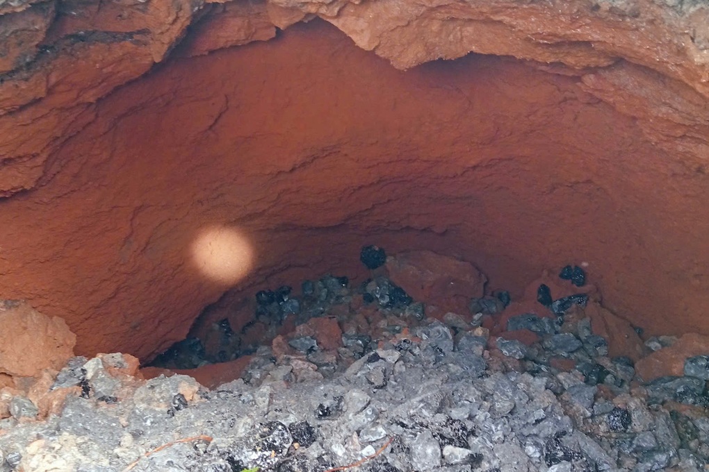 Hố sụt lún sâu hơn 3m xuất hiện giữa quốc lộ - 1 Hố sụt lún sâu hơn 3m xuất hiện giữa quốc lộ - 1