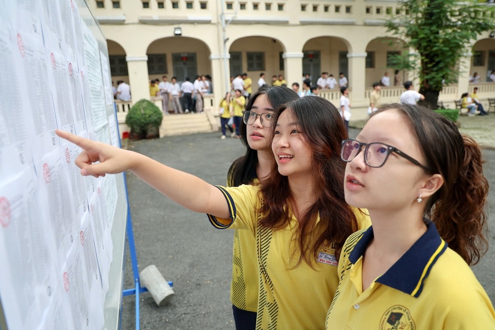 Bỏ bằng tốt nghiệp THCS, học sinh cả nước dùng 1 bộ SGK và được miễn phí - 2 Bỏ bằng tốt nghiệp THCS, học sinh cả nước dùng 1 bộ SGK và được miễn phí - 2