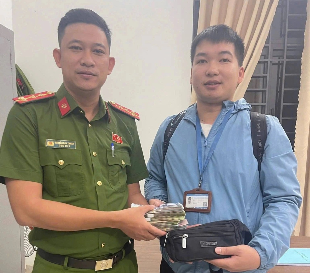 Hướng dẫn viên du lịch bỏ quên túi xách chứa 100 triệu đồng - 1