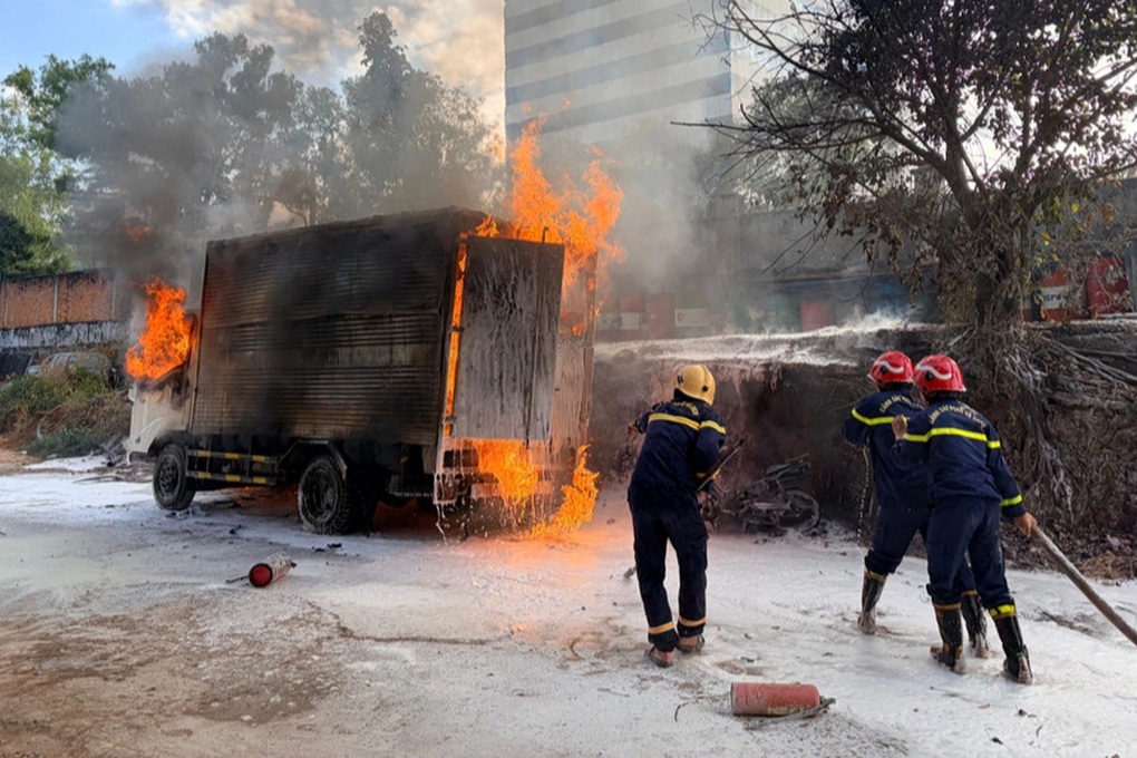 Xe tải bốc cháy trong khu vực cây xăng - 1