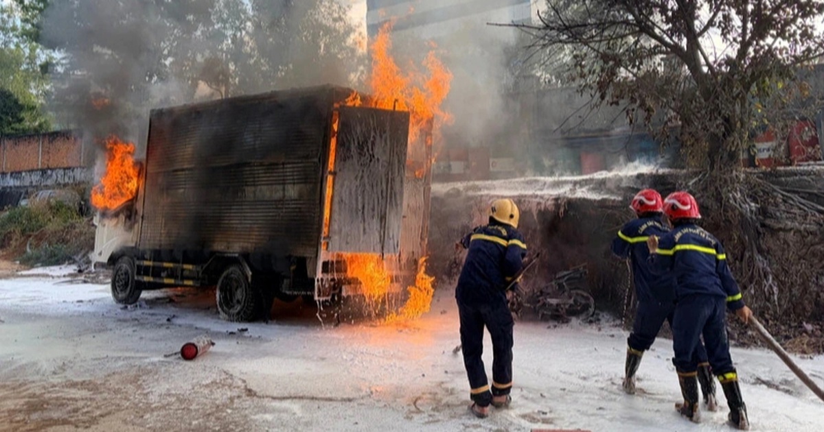 Xe tải bốc cháy trong khu vực cây xăng