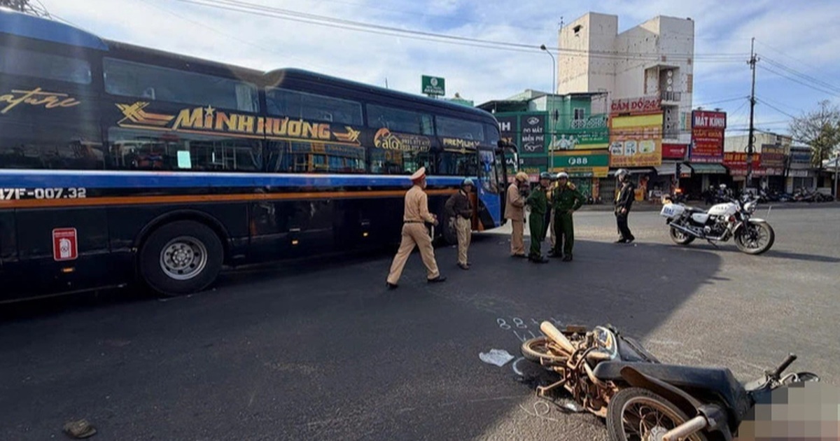 Va chạm với ô tô khách, người phụ nữ đi xe máy tử vong