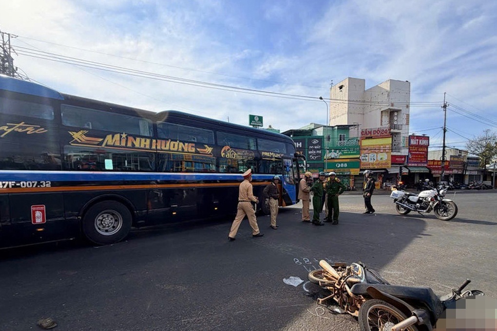 Va chạm với ô tô khách, người phụ nữ đi xe máy tử vong - 1