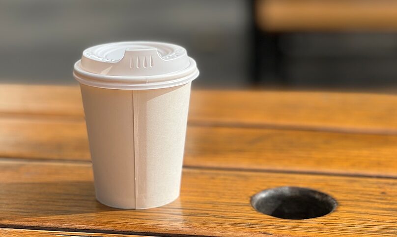 Nguy cơ nuốt hàng ngàn hạt vi nhựa khi dùng cốc cà phê một lần
