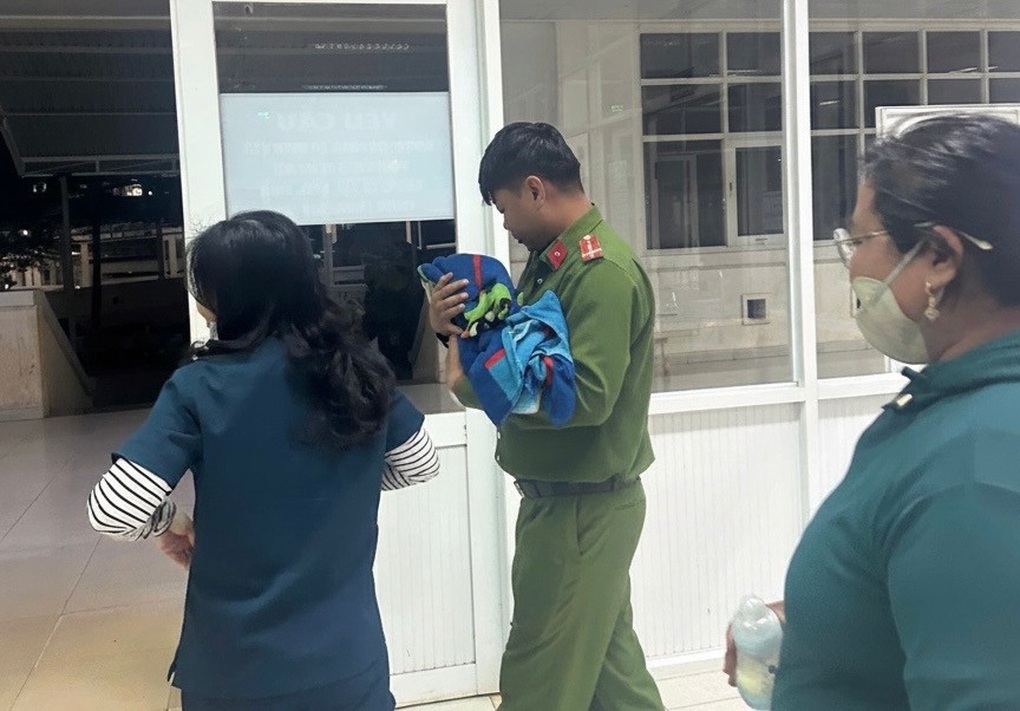 Xác minh lại hoàn cảnh gia đình nhận nuôi bé gái bị vùi lấp ở vườn cao su - 1 Xác minh lại hoàn cảnh gia đình nhận nuôi bé gái bị vùi lấp ở vườn cao su - 1