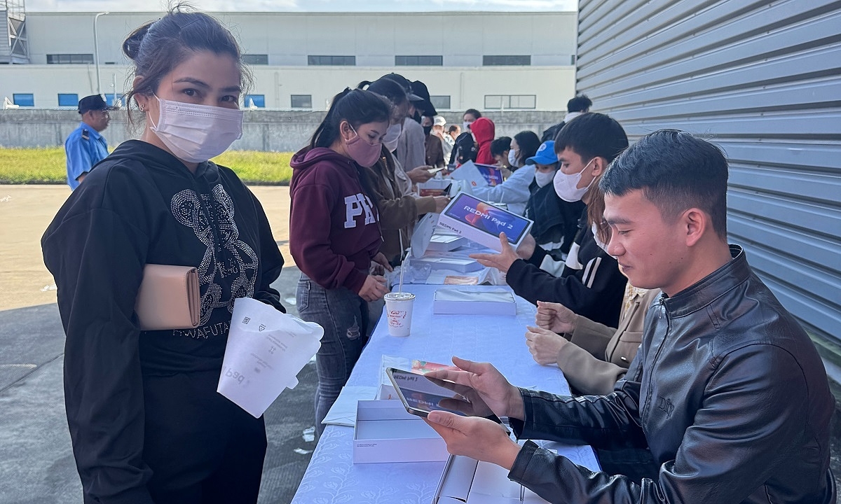 Công ty ở Quảng Ngãi tặng hơn 5.000 máy tính bảng cho công nhân