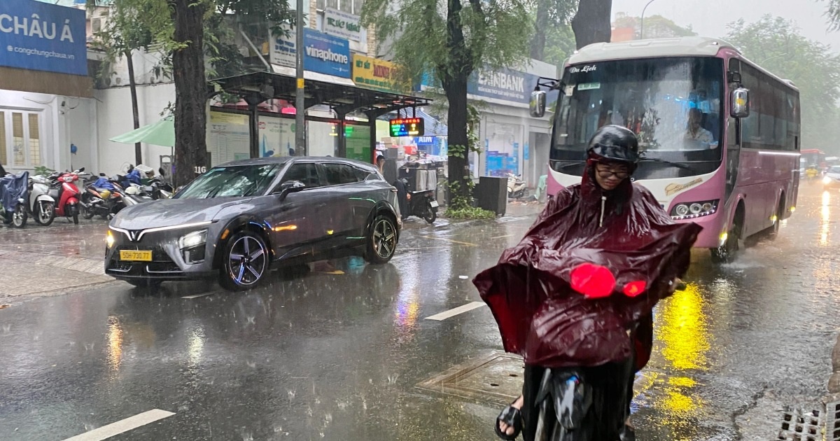 TPHCM mưa lớn sau khi trời âm u từ sáng đến chiều