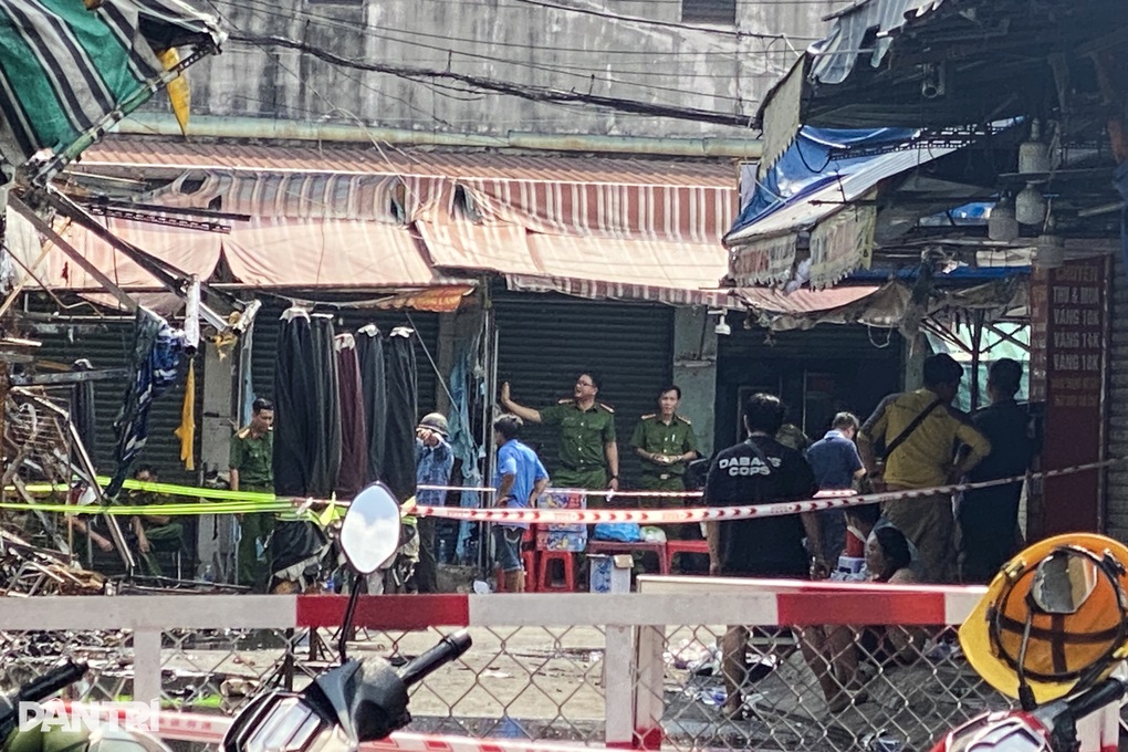 Hàng hóa nhập để bán Tết bị thiêu rụi sau vụ cháy 4 căn nhà ở TPHCM - 2