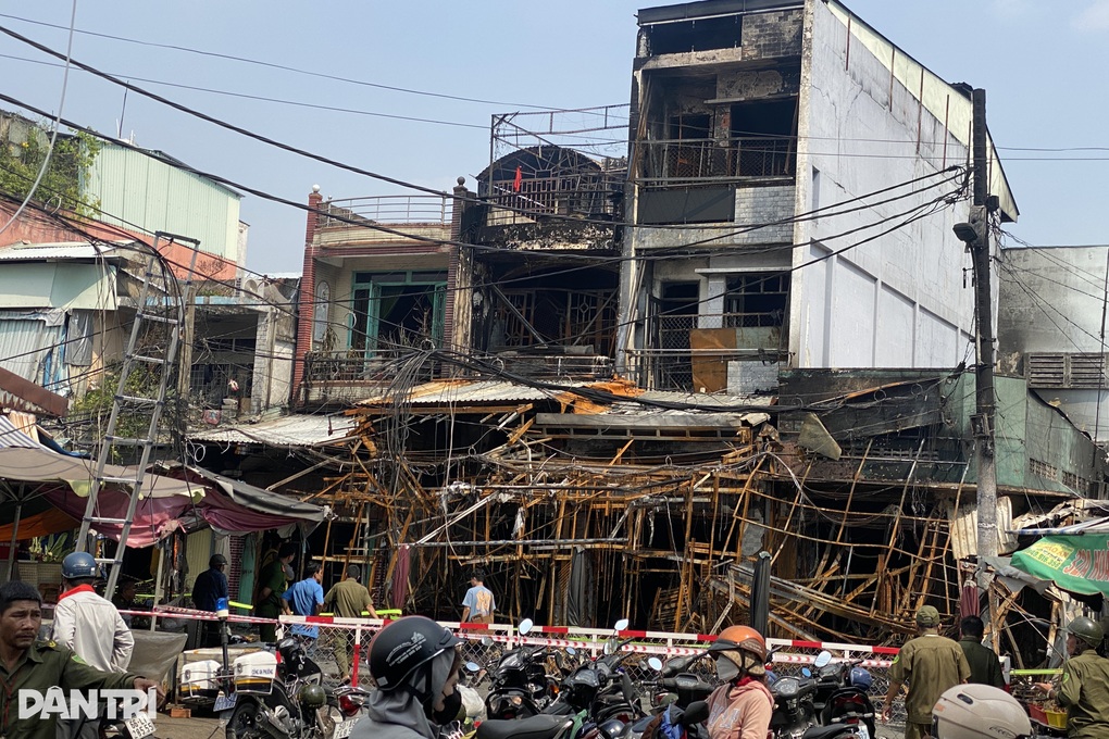 Hàng hóa nhập để bán Tết bị thiêu rụi sau vụ cháy 4 căn nhà ở TPHCM - 1