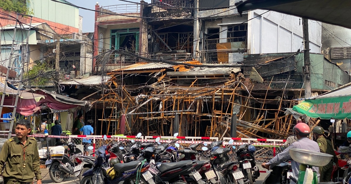 Hàng hóa nhập để bán Tết bị thiêu rụi sau vụ cháy 4 căn nhà ở TPHCM