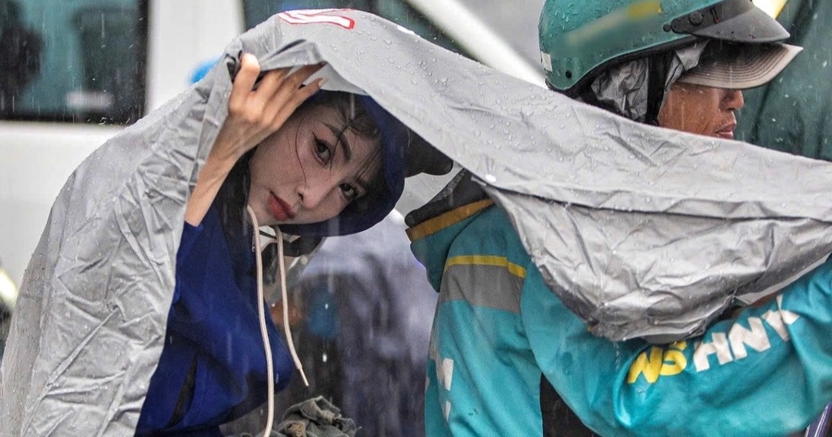 Mưa trái mùa trắng trời trong giờ tan tầm ở TPHCM