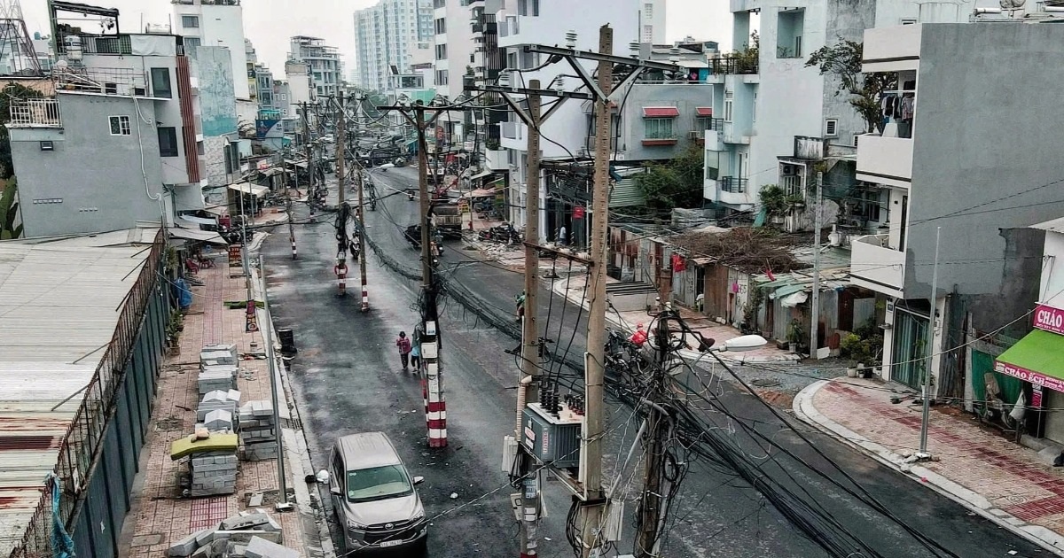 Cột điện án ngữ giữa tuyến đường hơn 1.000 tỷ đồng ở TPHCM
