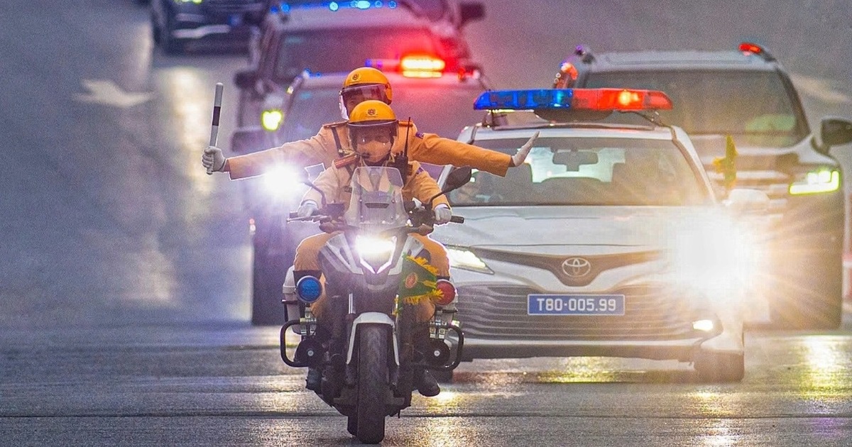 Đoàn xe đại biểu Đại hội XIV di chuyển trang nghiêm giữa lòng Hà Nội