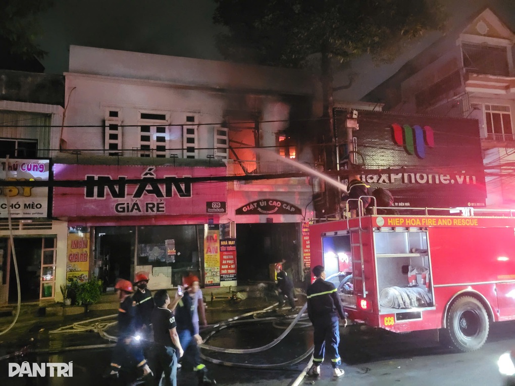 Người đàn ông đu mái nhà thoát chết trong vụ cháy ở Đồng Nai - 2