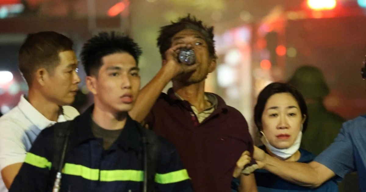 Người đàn ông đu mái nhà thoát chết trong vụ cháy ở Đồng Nai