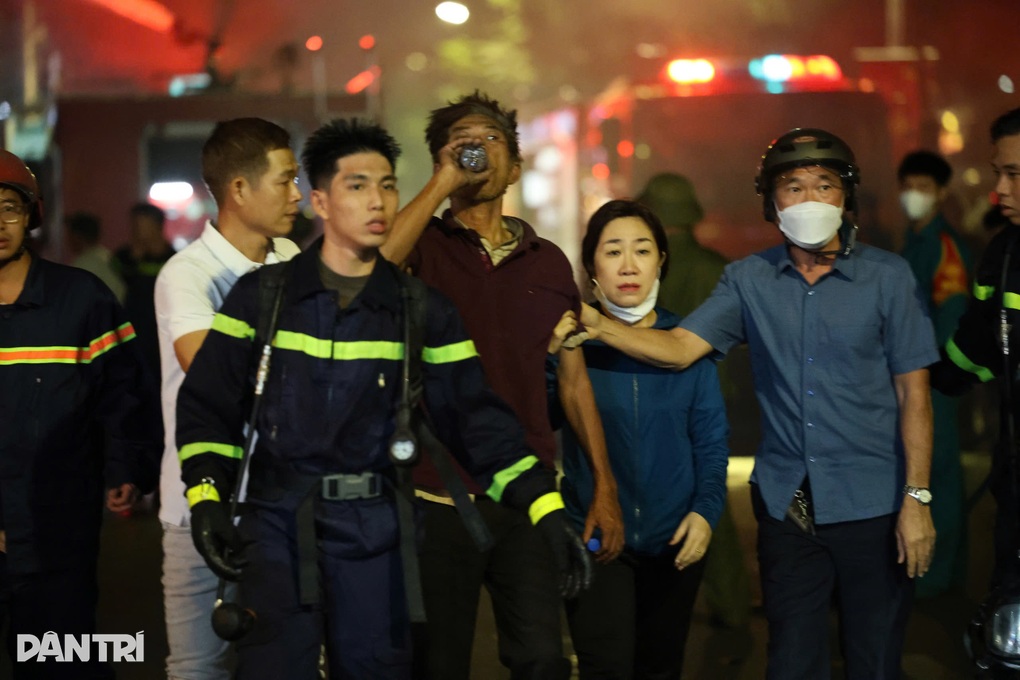 Người đàn ông đu mái nhà thoát chết trong vụ cháy ở Đồng Nai - 1