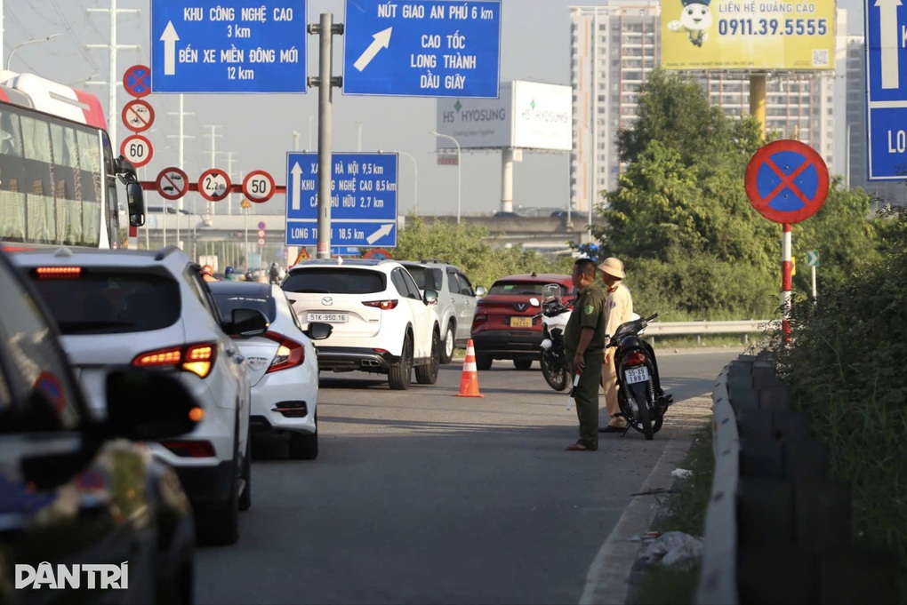 Dòng xe ùn ứ kéo dài tại lối lên cao tốc TPHCM - Long Thành - Dầu Giây - 2