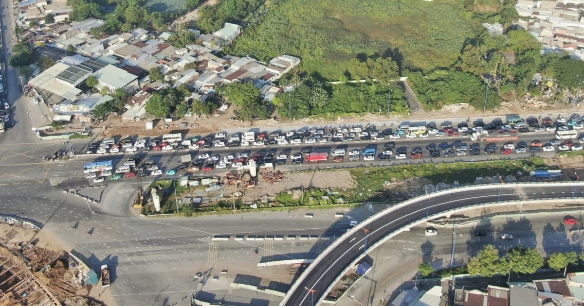 Dòng xe ùn ứ kéo dài tại lối lên cao tốc TPHCM – Long Thành – Dầu Giây