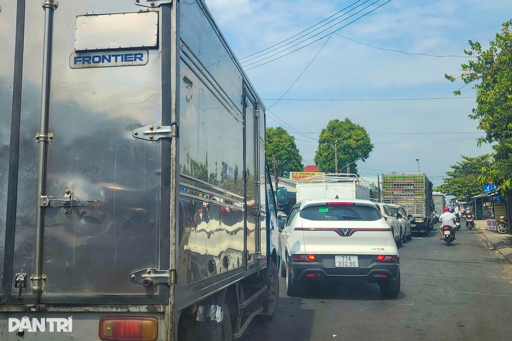 Tài xế ngán ngẩm chờ gần 2 tiếng mới qua được phà Đình Khao - 2