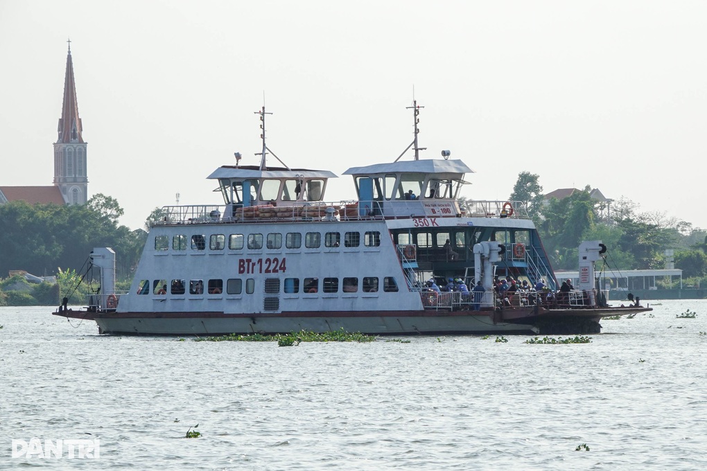 Tài xế ngán ngẩm chờ gần 2 tiếng mới qua được phà Đình Khao - 3