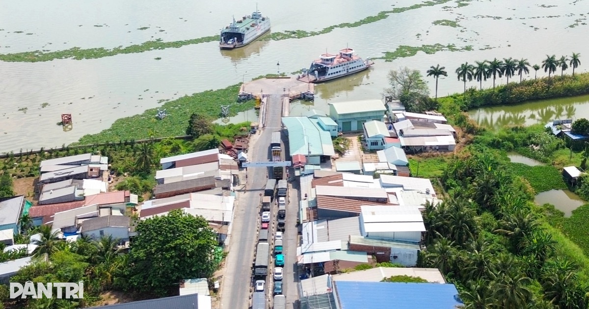 Tài xế ngán ngẩm chờ gần 2 tiếng mới qua được phà Đình Khao