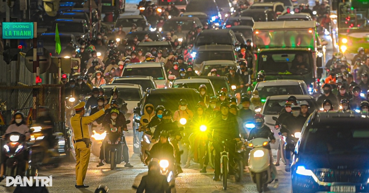 Kẹt xe cả ngày lẫn đêm nút giao Láng Hạ – La Thành đoạn thi công Vành đai 1