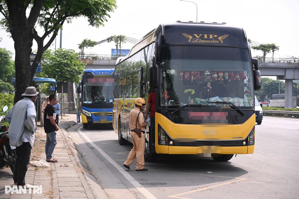 Nhiều tài xế bị phạt vì để hàng trong khoang chở hành khách ở TPHCM - 2