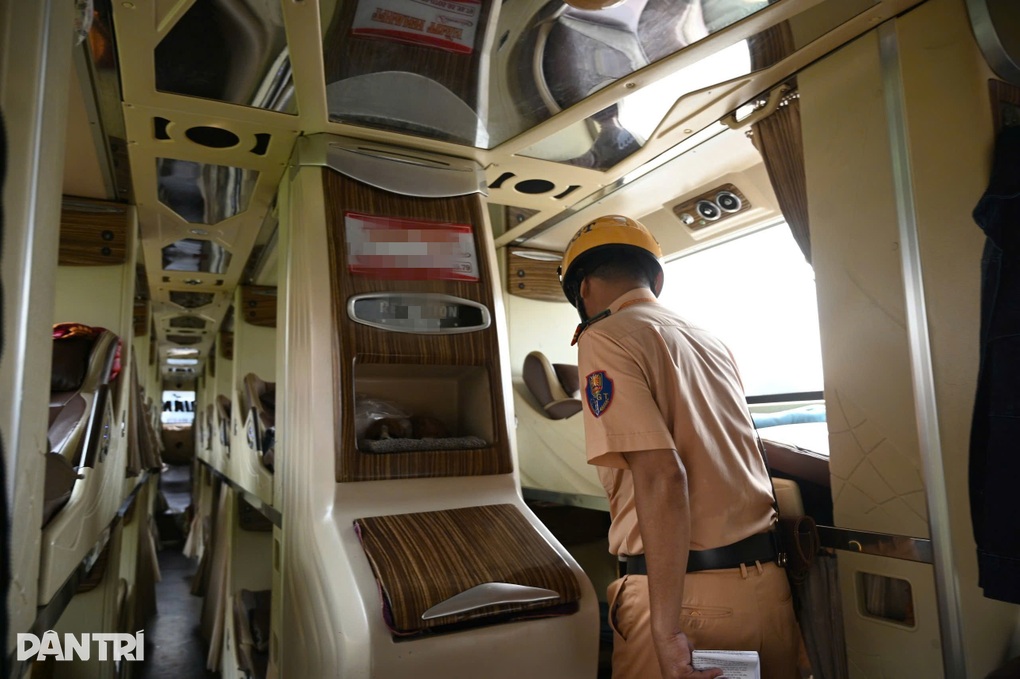 Nhiều tài xế bị phạt vì để hàng trong khoang chở hành khách ở TPHCM - 3