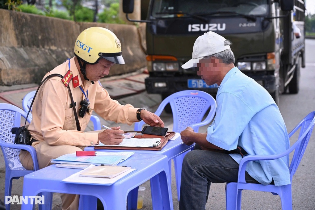Nhiều tài xế bị phạt vì để hàng trong khoang chở hành khách ở TPHCM - 1