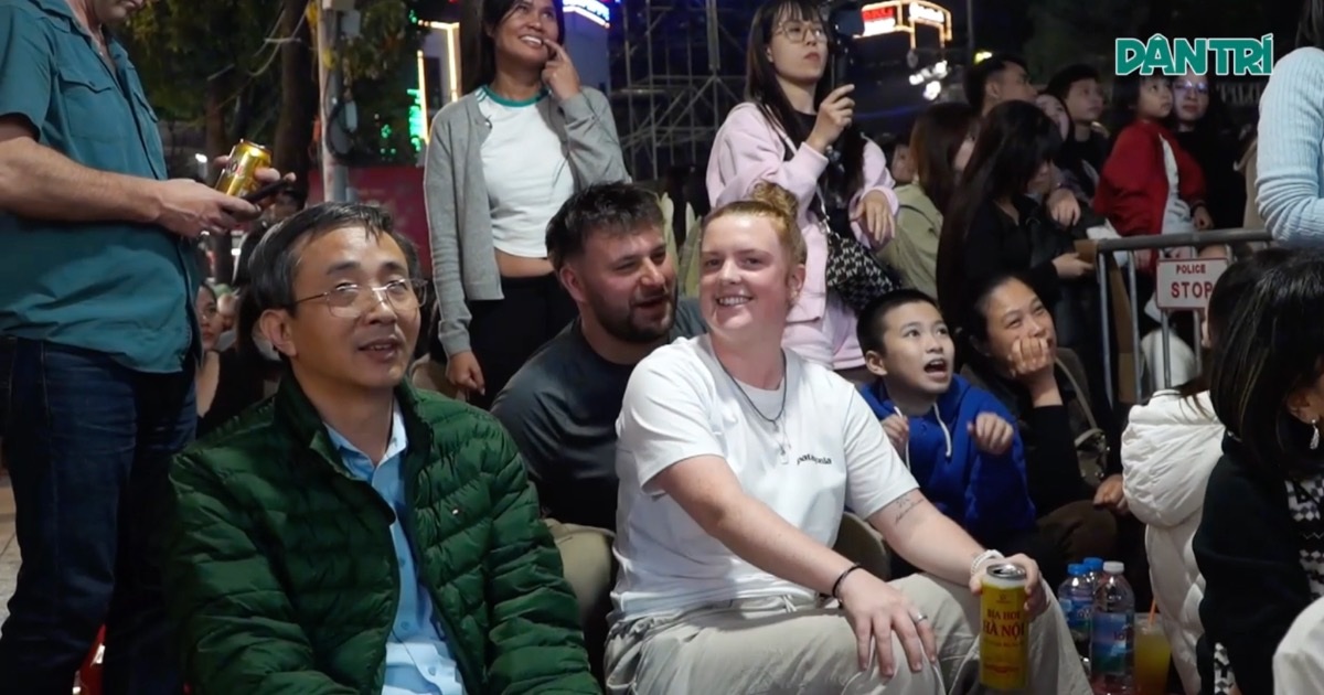 Du khách nước ngoài hoà chung không khí đón năm mới cùng người dân Hà Nội