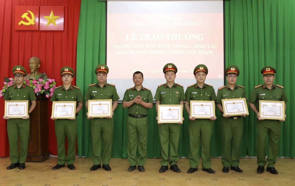 Khen thưởng 20 cán bộ, chiến sĩ phá nhanh vụ cướp tiệm vàng ở Lâm Đồng - 1