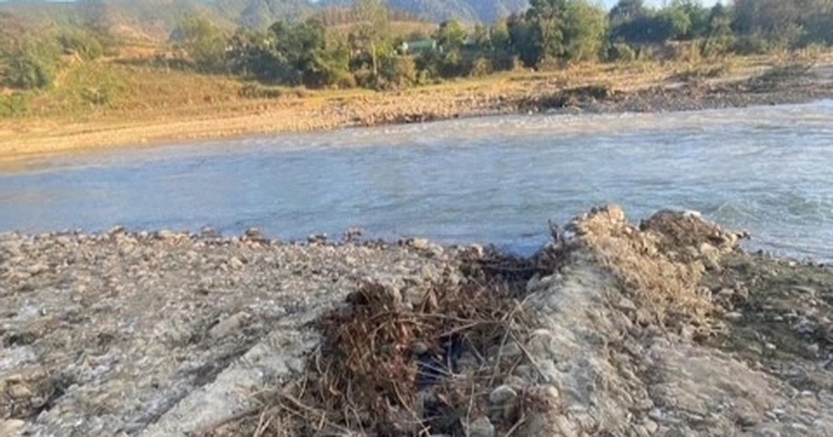 Cảnh sát phát hiện đường ống ngầm xả nước thải đổ ra sông Pô Kô