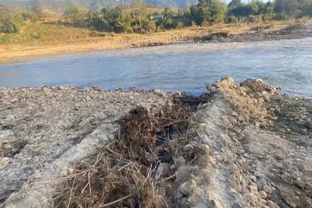 Cảnh sát vạch trần thủ đoạn 2 nhà máy chôn cống ngầm xả thải ra sông Pô Kô - 2 Cảnh sát vạch trần thủ đoạn 2 nhà máy chôn cống ngầm xả thải ra sông Pô Kô - 2