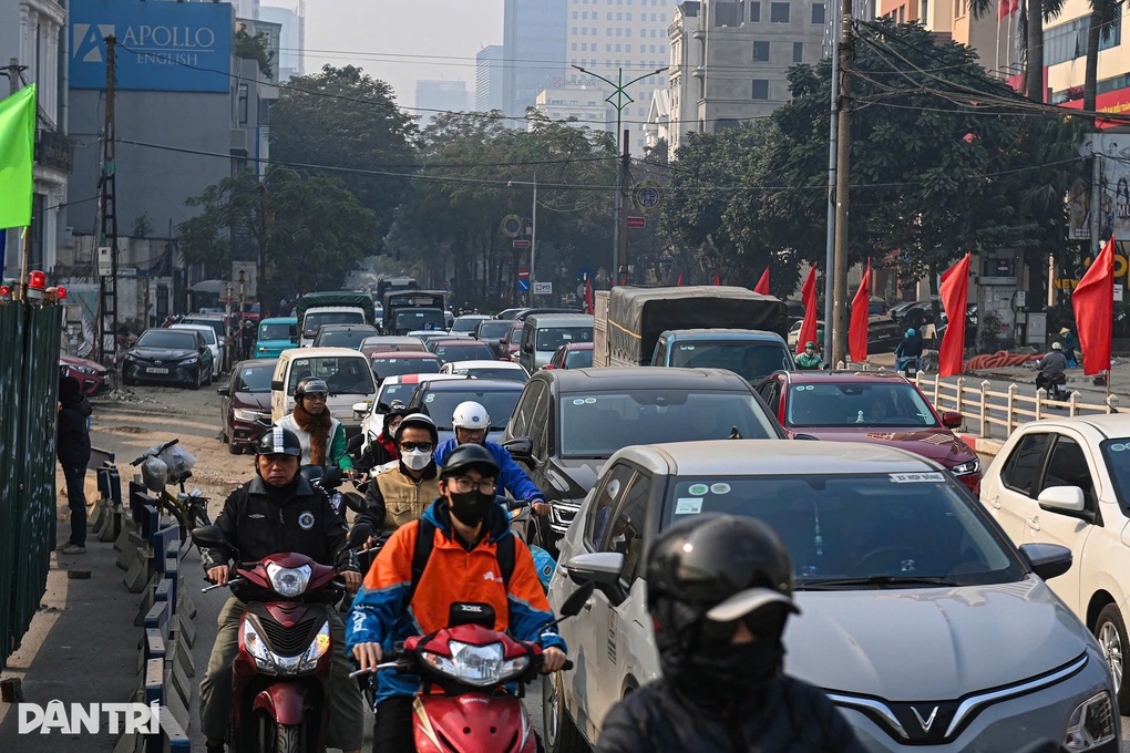 Hà Nội tạm cấm ô tô trên đường La Thành hướng đi Voi Phục - 1